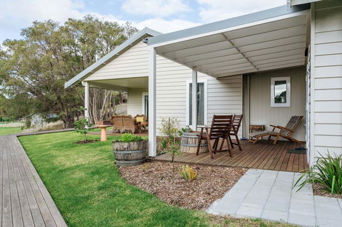 Stablebase - Accommodation Rockhampton 0