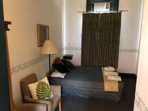 The Palace Hotel - Accommodation Rockhampton 2