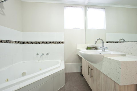 Mandalay Holiday Resort And Tourist Park - Accommodation Rockhampton 43