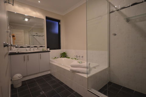 Ellard Bed & Breakfast - Accommodation Rockhampton 12