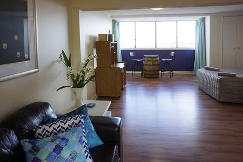 Studio 302 With Ocean Views - Accommodation Rockhampton 8