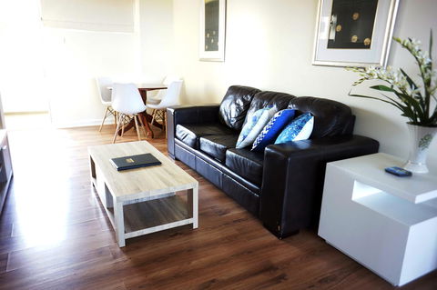 Studio 302 With Ocean Views - Accommodation Rockhampton 3