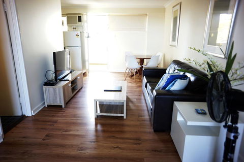 Studio 302 With Ocean Views - Accommodation Rockhampton 2