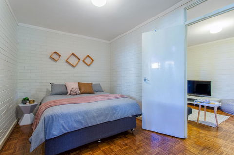 Fremantle Coastal Stay - 1 Bedroom Central Apartment - Accommodation Rockhampton 0