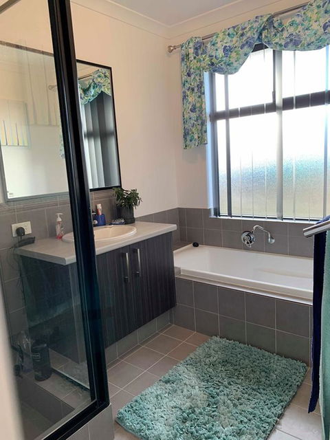Stylish Colourfull Getaway - Accommodation Rockhampton 11