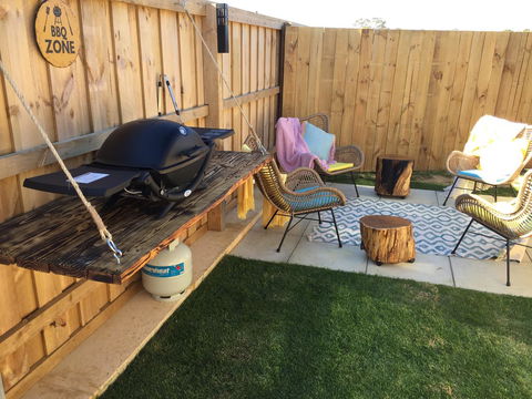 Stylish Colourfull Getaway - Accommodation Rockhampton 1