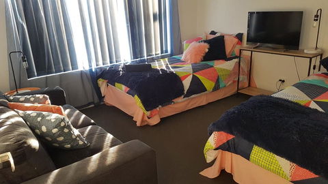 Stylish Colourfull Getaway - Accommodation Rockhampton 8