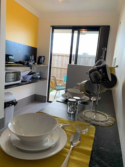 Stylish Colourfull Getaway - Accommodation Rockhampton 3