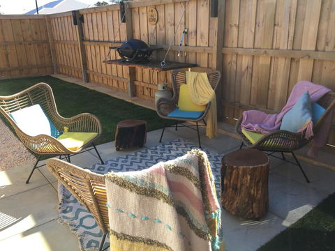 Stylish Colourfull Getaway - Accommodation Rockhampton 2