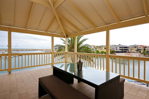 The Marina Hotel - Mindarie - Accommodation Rockhampton 7