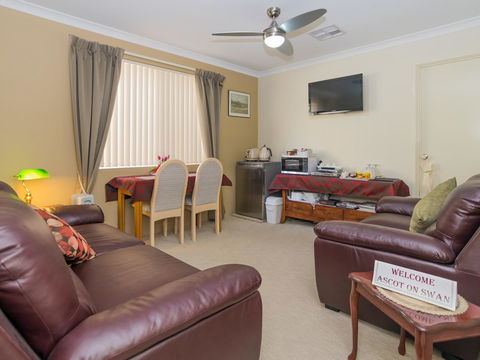 Ascot On Swan Bed & Breakfast - Accommodation Rockhampton 4