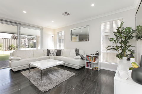 Perth Comfy Stays - Accommodation Rockhampton 2