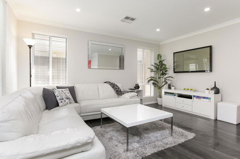 Perth Comfy Stays - Accommodation Rockhampton 0