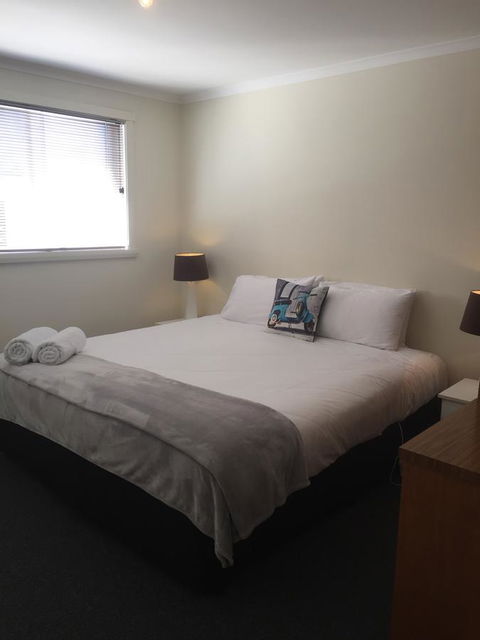 Old Pier Apartments - Accommodation Rockhampton 9