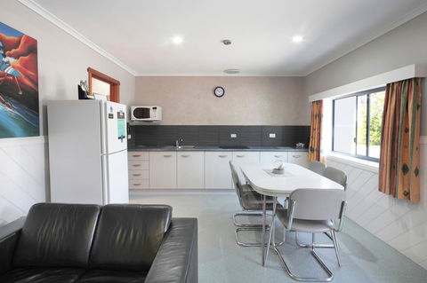 Georges Bay Apartments - Accommodation Rockhampton 38