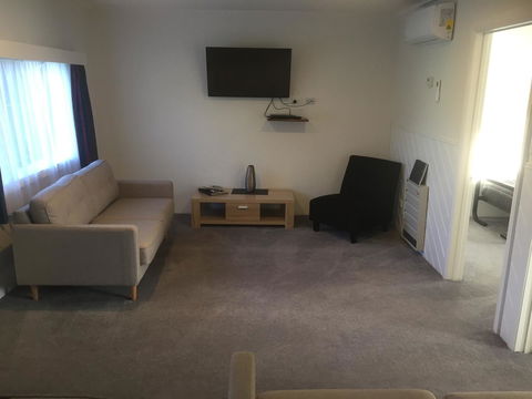 Georges Bay Apartments - Accommodation Rockhampton 29
