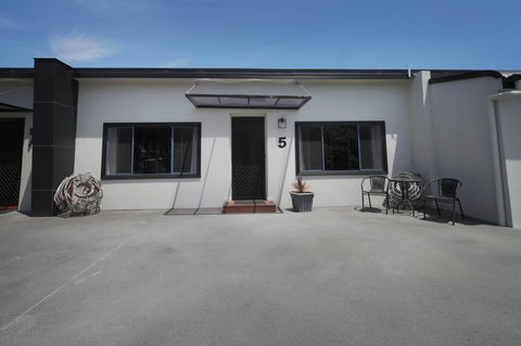 Georges Bay Apartments - Accommodation Rockhampton 31