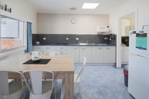 Georges Bay Apartments - Accommodation Rockhampton 36