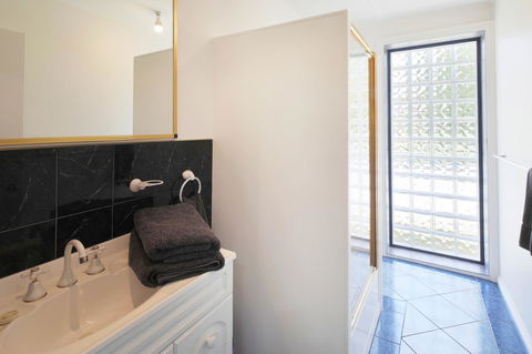 Georges Bay Apartments - Accommodation Rockhampton 30