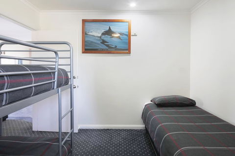 Georges Bay Apartments - Accommodation Rockhampton 33