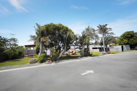 Georges Bay Apartments - Accommodation Rockhampton 43