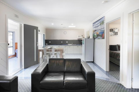 Georges Bay Apartments - Accommodation Rockhampton 34