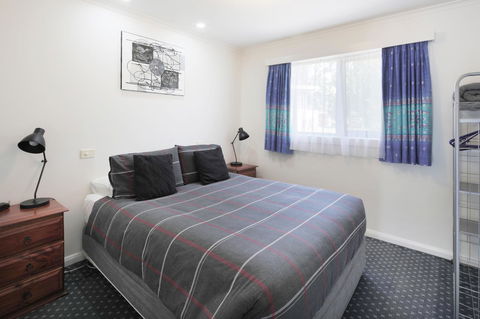 Georges Bay Apartments - Accommodation Rockhampton 37