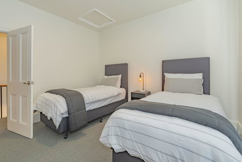 4 Bedroom House - Hobart CBD - Free Parking - Free WIFI - Accommodation Rockhampton 13