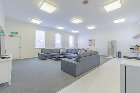 4 Bedroom House - Hobart CBD - Free Parking - Free WIFI - Accommodation Rockhampton 9