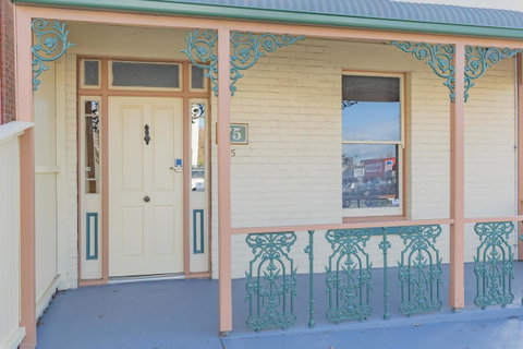 4 Bedroom House - Hobart CBD - Free Parking - Free WIFI - Accommodation Rockhampton 25