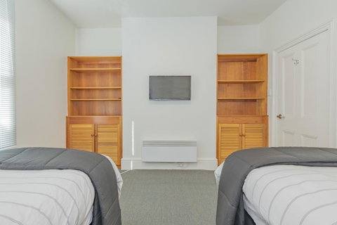 4 Bedroom House - Hobart CBD - Free Parking - Free WIFI - Accommodation Rockhampton 15