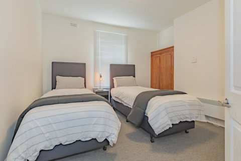 4 Bedroom House - Hobart CBD - Free Parking - Free WIFI - Accommodation Rockhampton 3