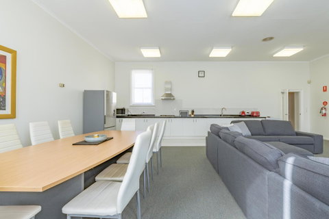 4 Bedroom House - Hobart CBD - Free Parking - Free WIFI - Accommodation Rockhampton 16