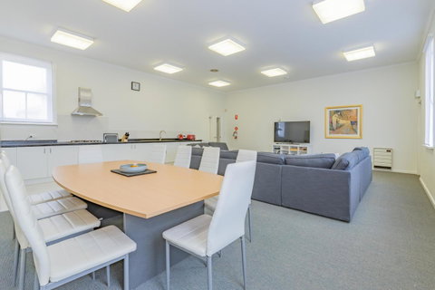 4 Bedroom House - Hobart CBD - Free Parking - Free WIFI - Accommodation Rockhampton 0