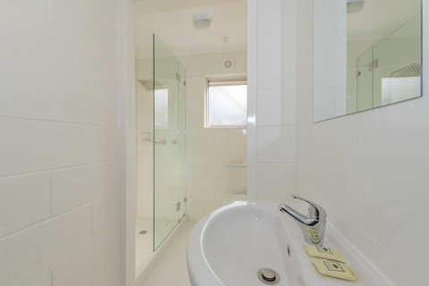 4 Bedroom House - Hobart CBD - Free Parking - Free WIFI - Accommodation Rockhampton 11