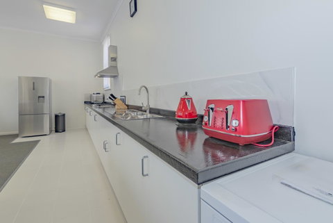 4 Bedroom House - Hobart CBD - Free Parking - Free WIFI - Accommodation Rockhampton 2