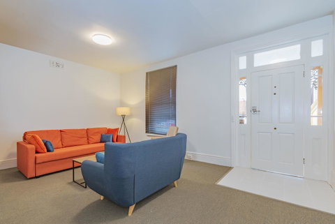 4 Bedroom House - Hobart CBD - Free Parking - Free WIFI - Accommodation Rockhampton 10
