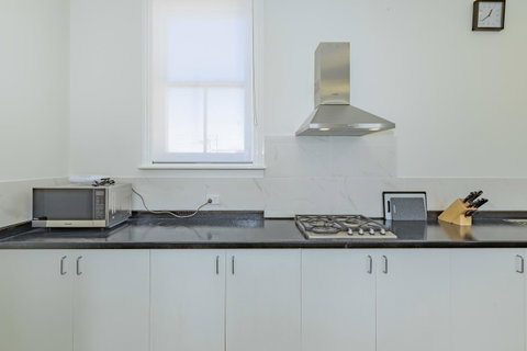 4 Bedroom House - Hobart CBD - Free Parking - Free WIFI - Accommodation Rockhampton 8