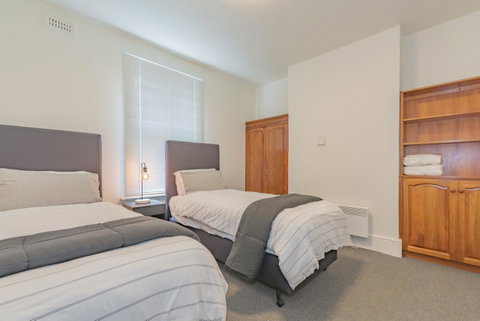 4 Bedroom House - Hobart CBD - Free Parking - Free WIFI - Accommodation Rockhampton 1