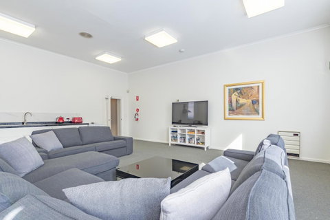4 Bedroom House - Hobart CBD - Free Parking - Free WIFI - Accommodation Rockhampton 12