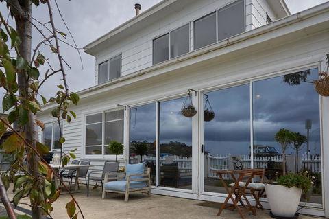 The Ultimate Beach House - Accommodation Rockhampton 4
