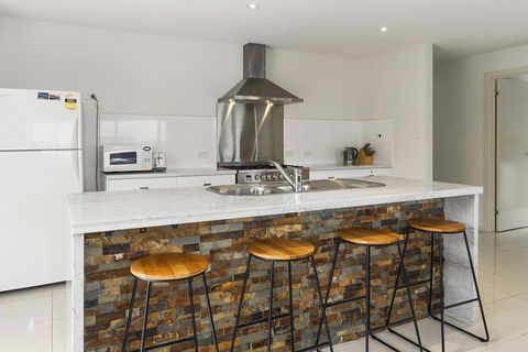 170 Hazards View Drive - Unit 2 - Accommodation Rockhampton 4