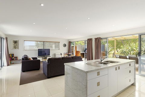 170 Hazards View Drive - Unit 2 - Accommodation Rockhampton 1