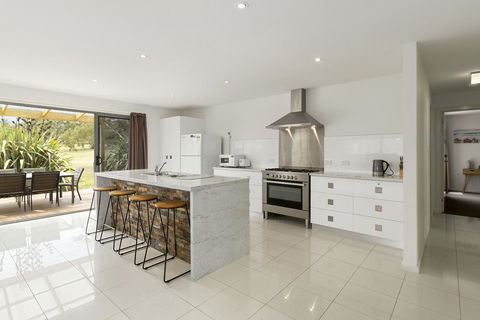 170 Hazards View Drive - Unit 2 - Accommodation Rockhampton 2