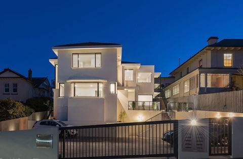110 Hampden Apartments - Accommodation Rockhampton 0