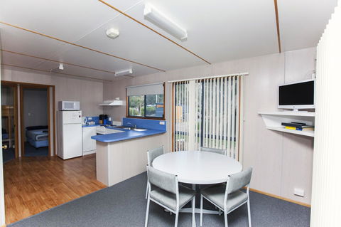 Seven Mile Beach Cabin And Caravan Park - Accommodation Rockhampton 4