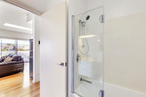 Bellerive Marina View Apartments NO 27 - Accommodation Rockhampton 11