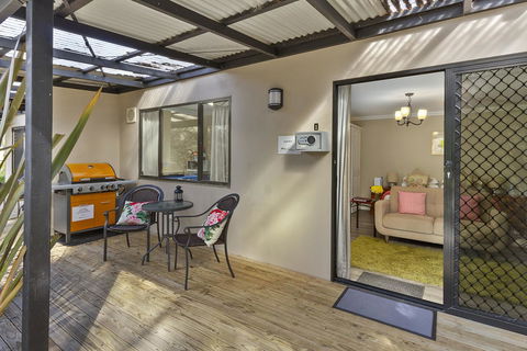 Oyster Cove Chalet - Accommodation Rockhampton 3