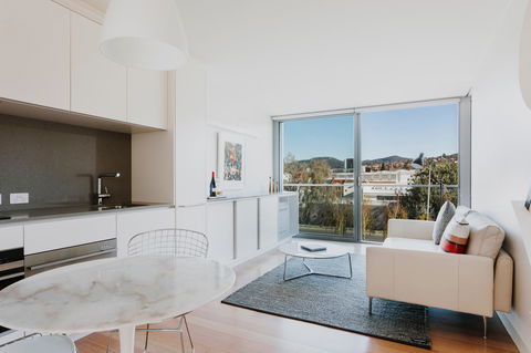 Quarry House Luxury Retreat - Accommodation Rockhampton 1