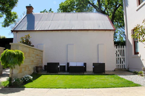 Old Bishop\'s Quarters Heritage, Modern & Unique Accommodation - Accommodation Rockhampton 14